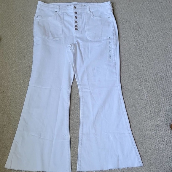 NEW! AMERICAN EAGLE Super High Rise Flare Jean 18S. - Picture 2 of 7